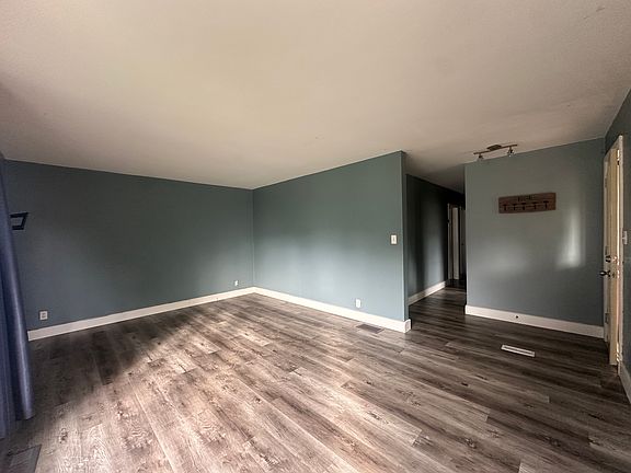 3rd image of 549 Hillside St