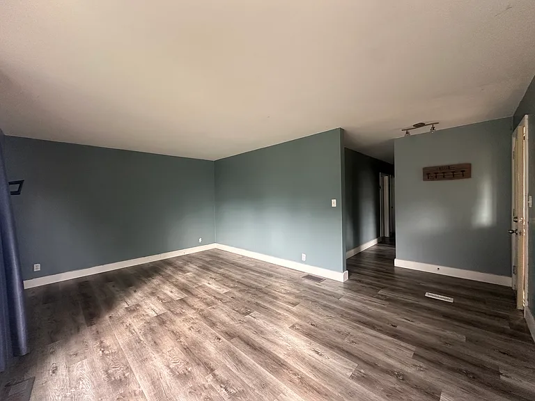 549 Hillside St — Photo 3