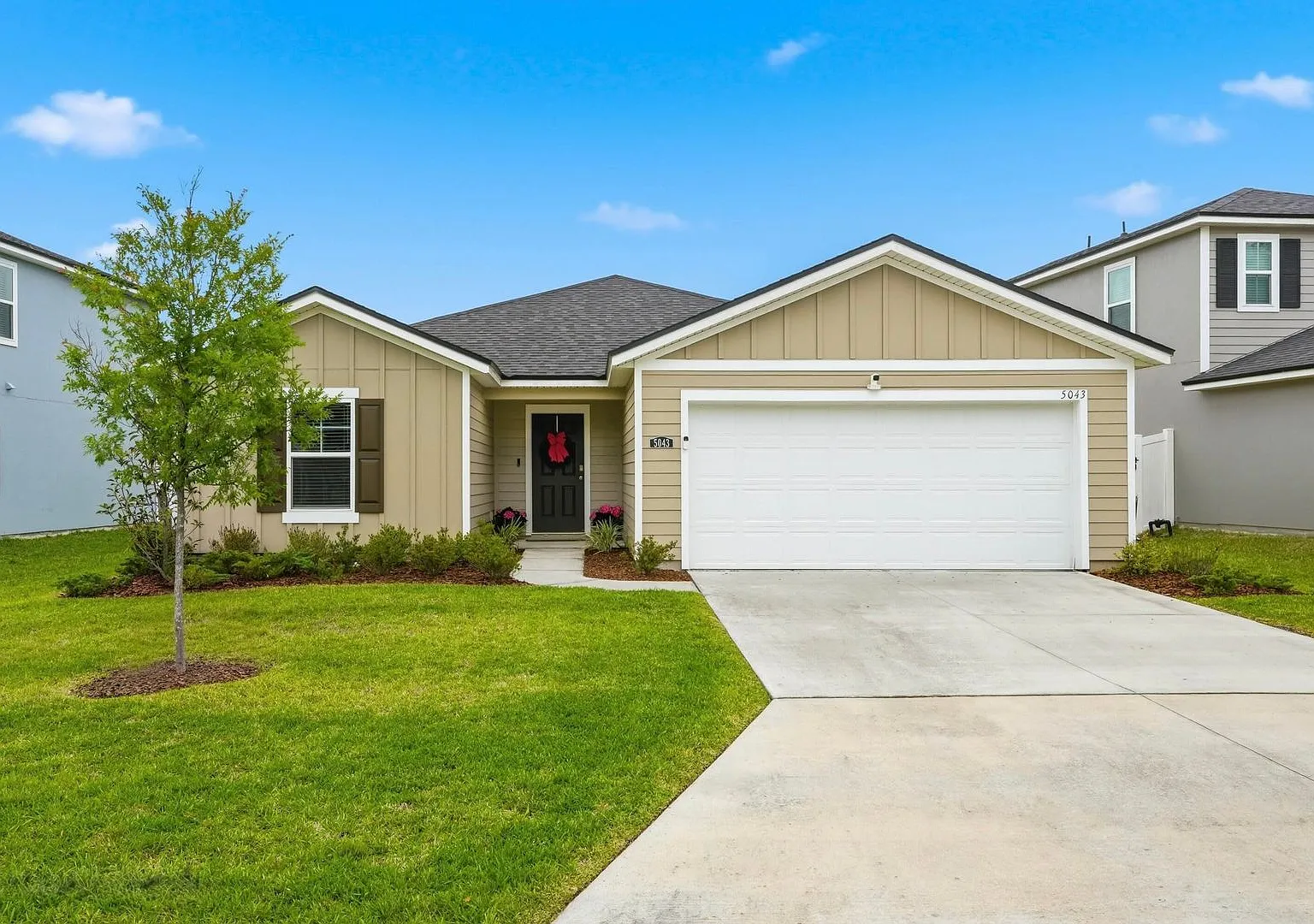 Discover modern comfort at 5043 Big Pine Drive in Jacksonville, FL.This nearly new 3-bedroom, 2-b... — Photo 1