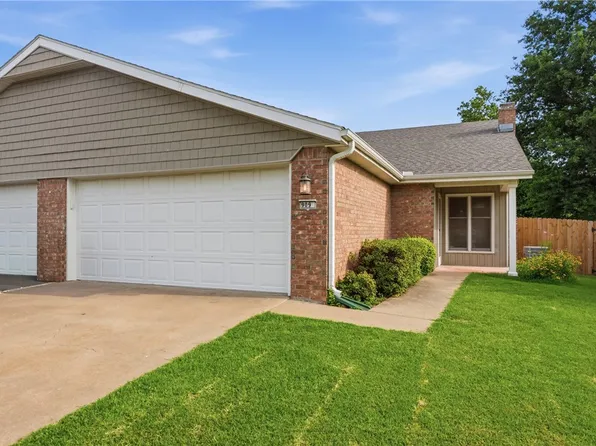 909 W Linden St, Rogers, AR 72756