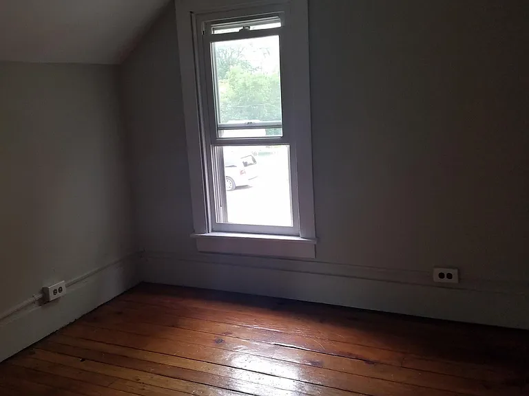 W Thomas St — Photo 4