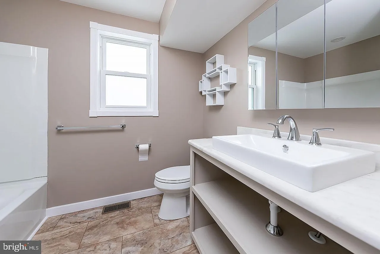 3 bed, 1080 sqft, $2,950 — Photo 4