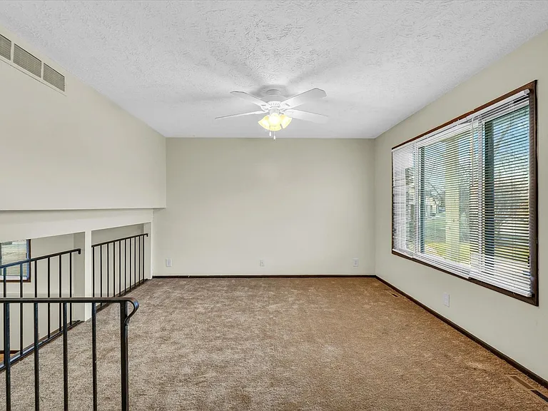 105 N Orr Dr — Photo 46