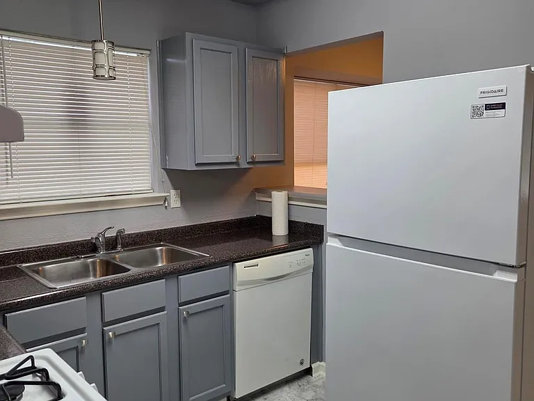 803 Whelton Dr — Photo 4