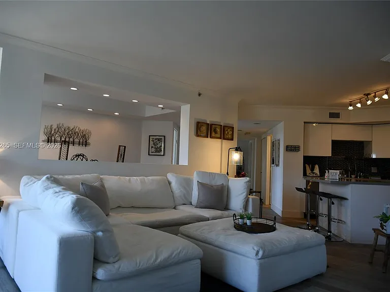 1000 E Island Blvd #303 — Photo 3
