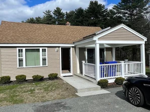86 Pond St, Holbrook, MA 02343