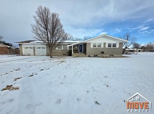 1702 Parkwood Ln, Garden City, KS 67846
