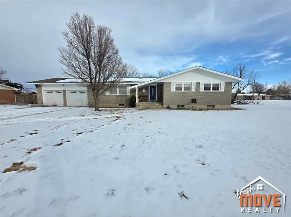 1702 Parkwood Ln, Garden City, KS 67846