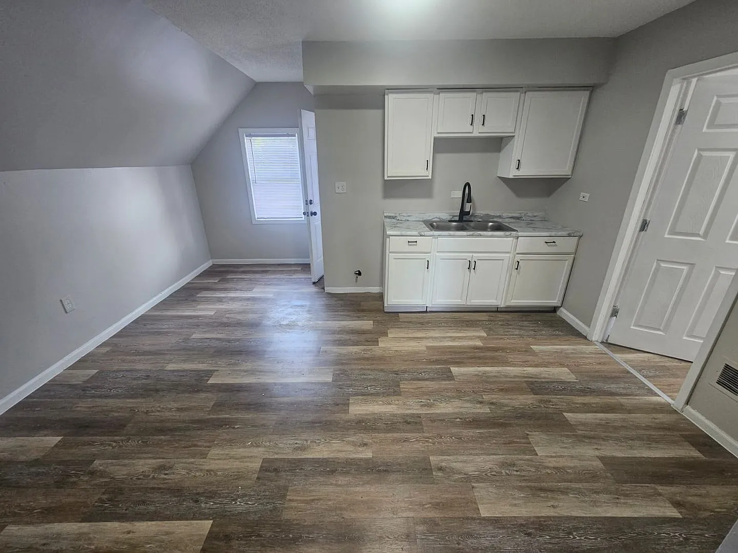 Charming Duplex Unit Near Downtown Cleveland — Photo 3