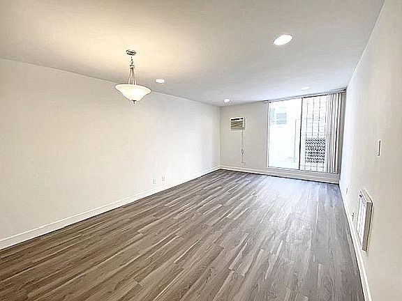 4th image of 435 S Mariposa Ave APT 106