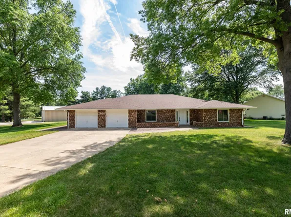 2816 Sheridan Rd, Pekin, IL 61554