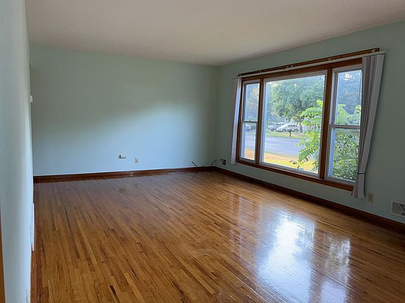 2nd image of 552 Larpenteur Ave E