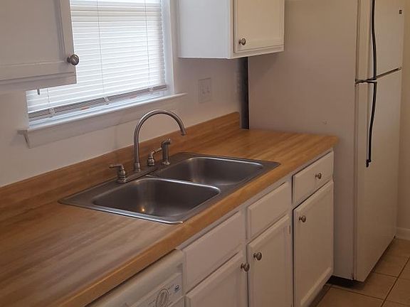 4th image of 3404 Green Briar Ct APT B