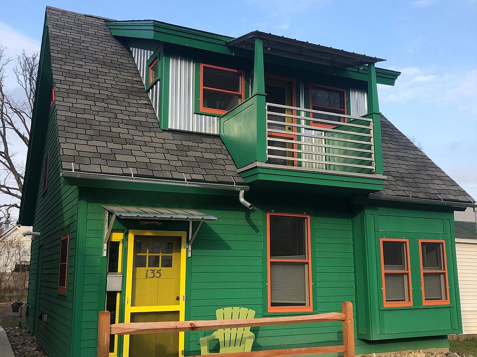 1st image of 135 Leslie St