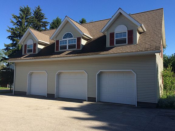 3 car garage & 2 bedroom apt