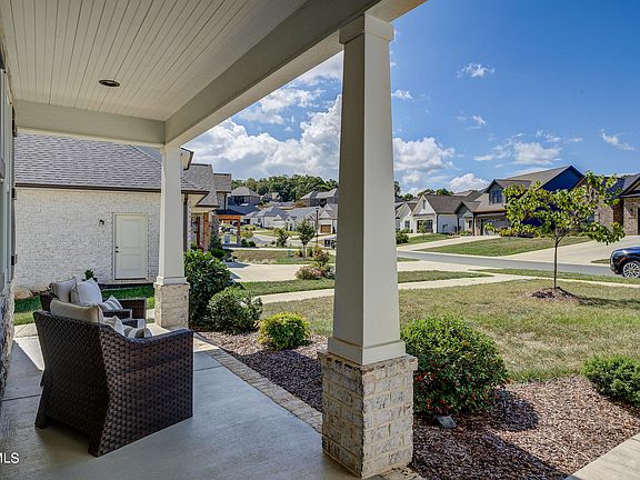 5th image of 615 Gardenia Dr