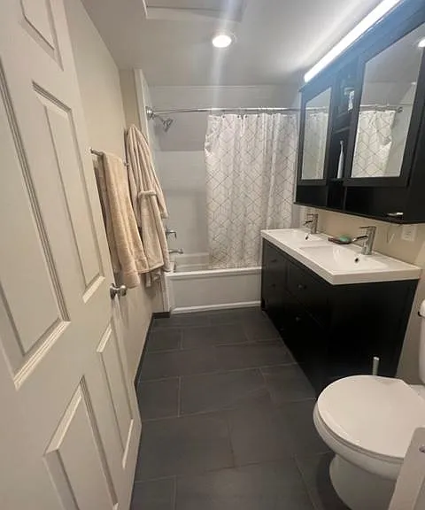Upstairs full bath.