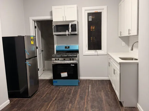 906 Summit Avenue image 1 of 10