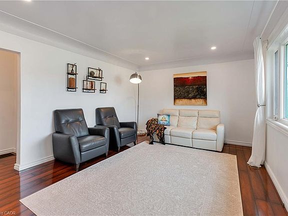 5th image of 32 Durham Rd