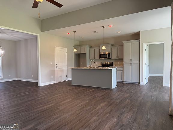 5th image of 418 Autumn Ave