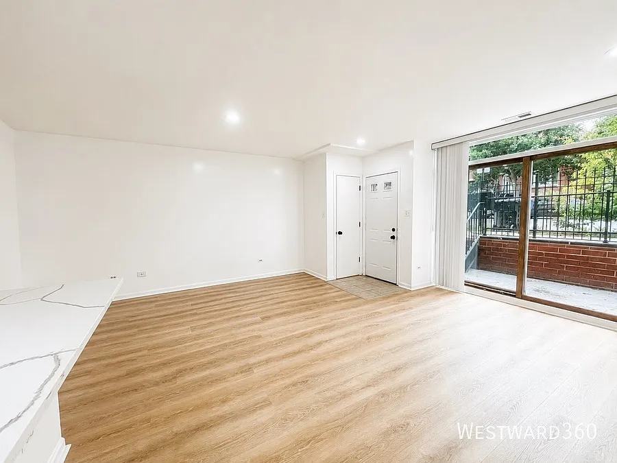Modern 3BR/2BA Ground Unit with Private Patio & Shared Deck Near the Illinois Medical District — Photo 4