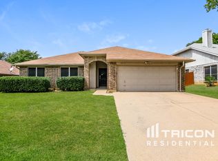 7015 Escondido Dr, Arlington, TX 76016