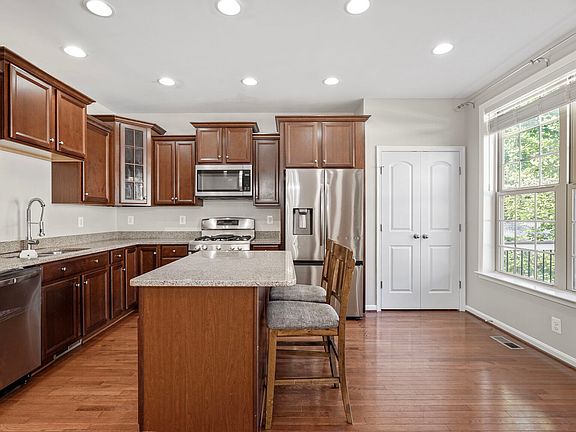 4th image of 102 Vista Knoll Dr