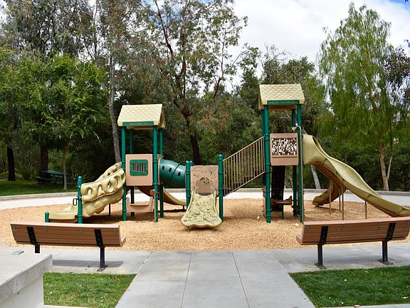 Community play structure