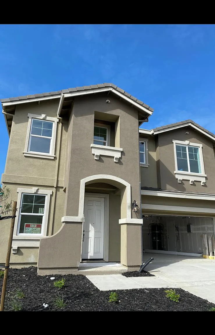 5 bed, 3079 sqft, $4,200 — Photo 2
