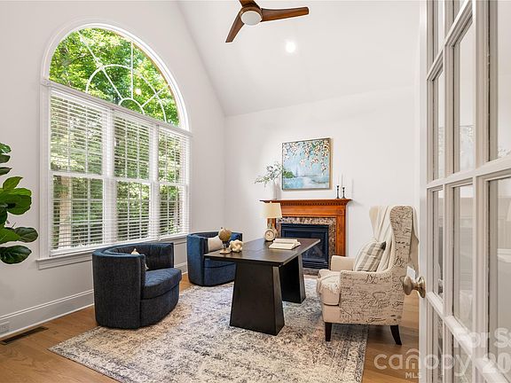 5th image of 868 Savile Ln