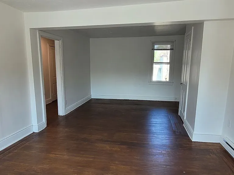 565 W Market St — Photo 5
