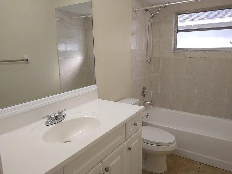 2095 & B Como St #A — Photo 10