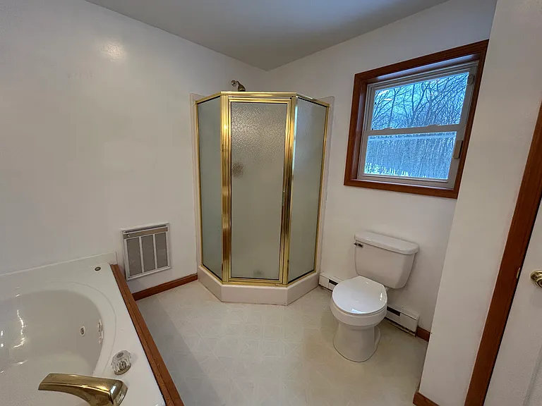 Primary Bath w/jetted tub