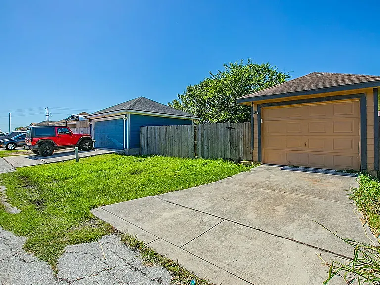 5835 Midcrown Dr — Photo 10