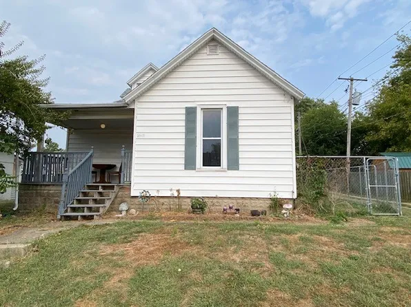 409 3rd St, Charleston, IL 61920