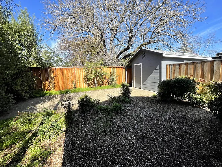725 Center St — Photo 12
