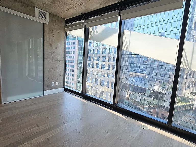 224 King St W #1207 — Photo 14
