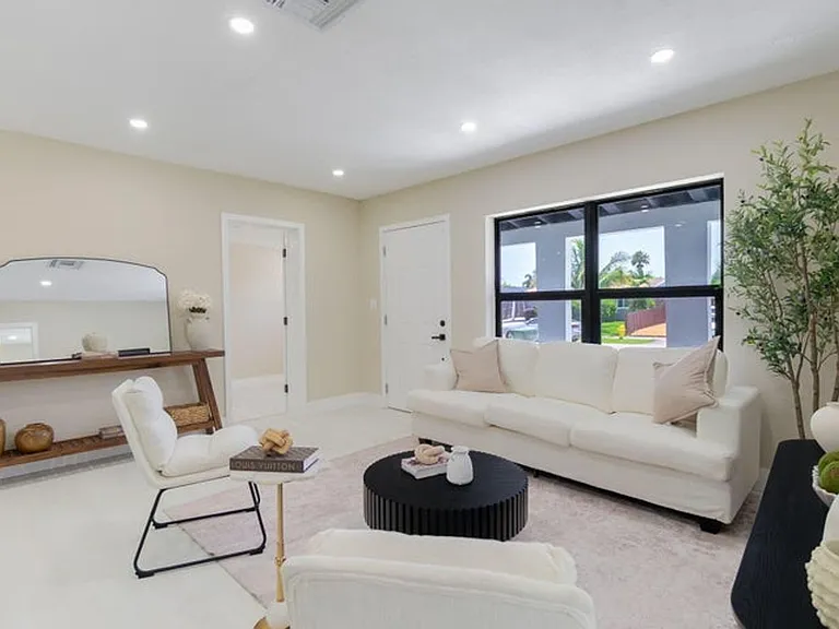 5409 NE 4th Ave — Photo 6