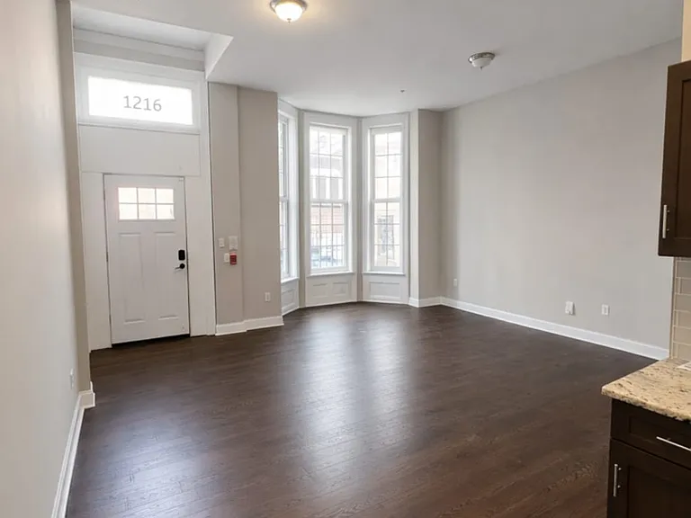 1422 W Girard Ave #1F — Photo 3