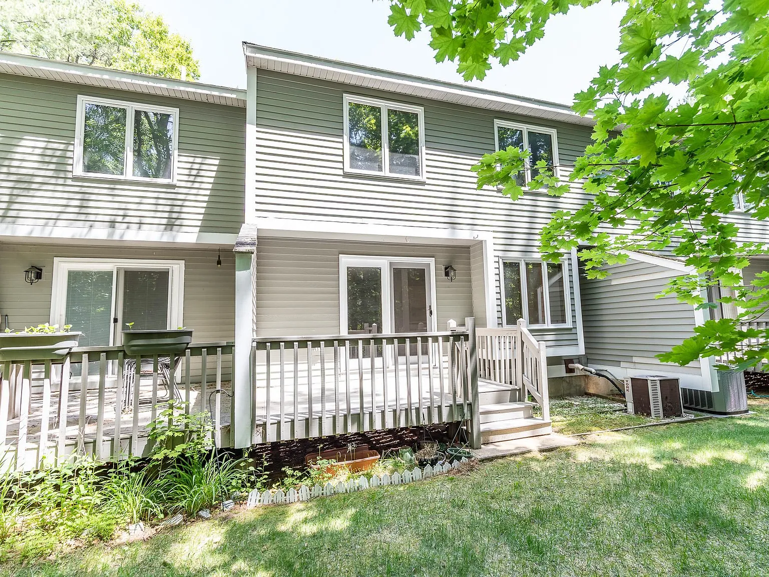 2 bed, 1.5 bath, 1332 sqft, $2,400 — Photo 3