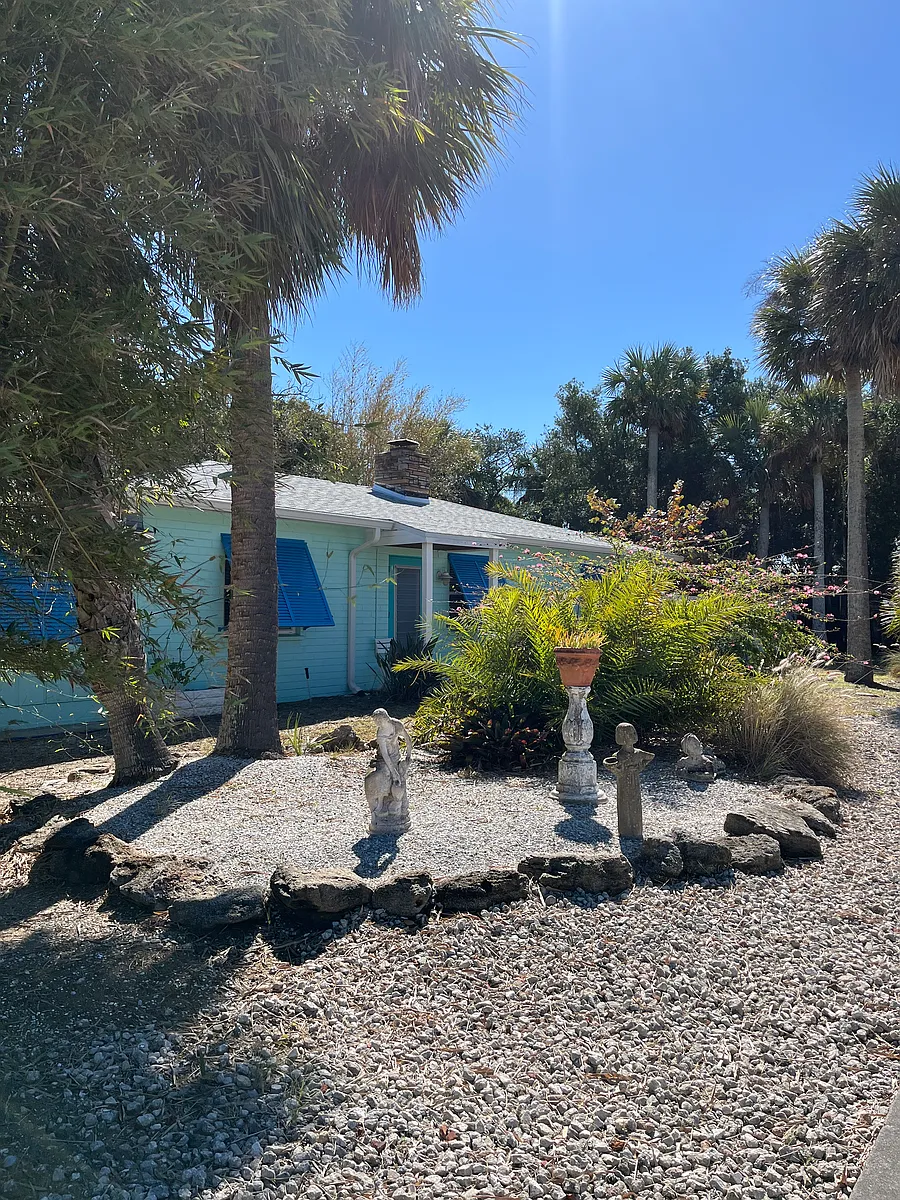 Quaint charming beachside cottage on a corner with direct street beach access. - 705 N Peninsula Ave