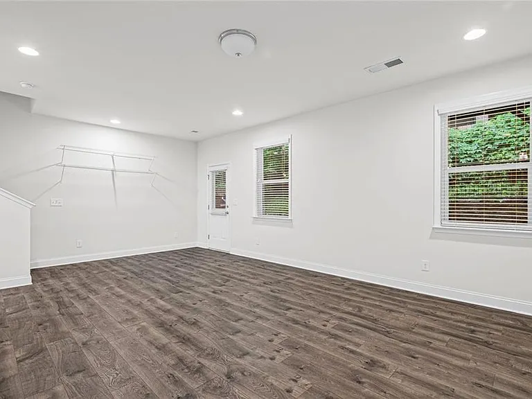 2779 White Oak Ln #20 — Photo 33