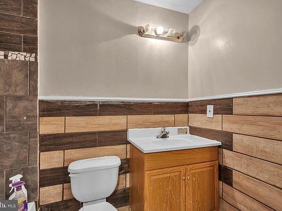 4th image of 1715 S Broadway