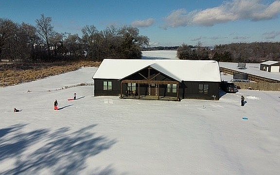 4th image of 585 Smith Rd
