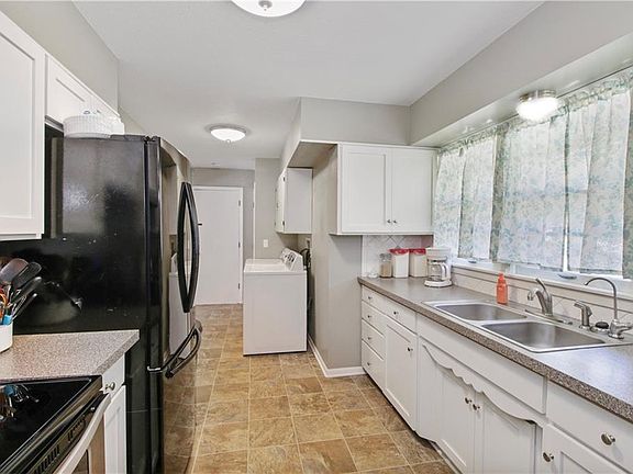 5th image of 601 W 5th St