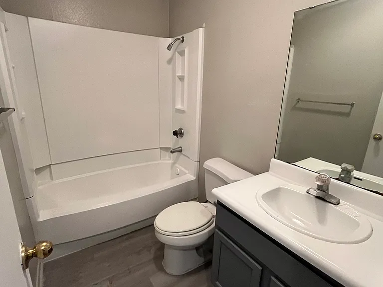 1048 Oregon Ave #B — Photo 9