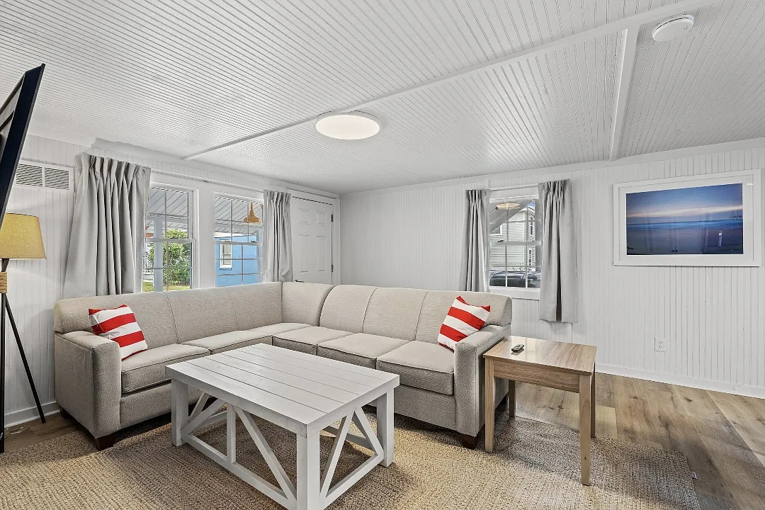 3 bed, $2,200 — Photo 2
