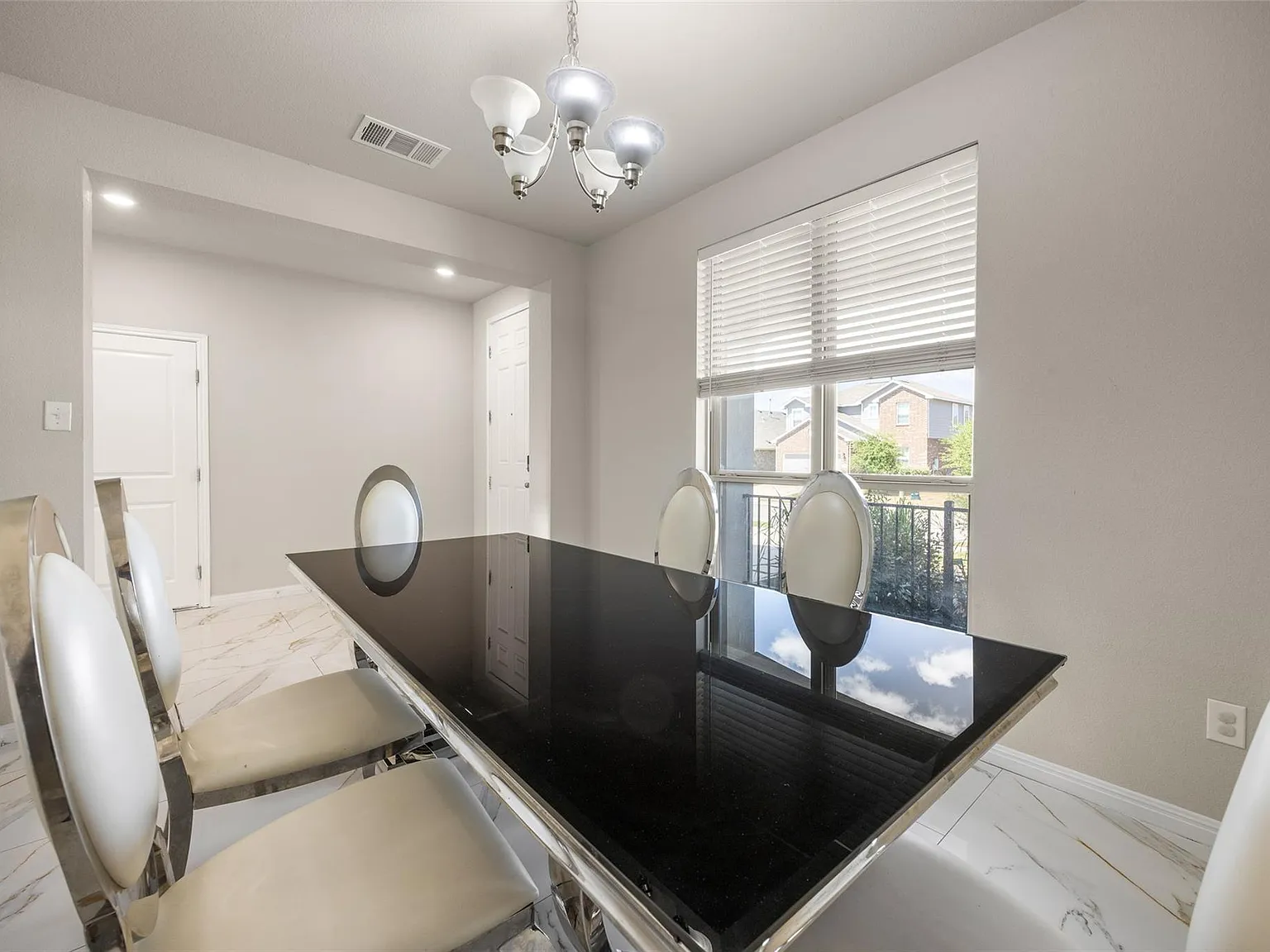 4 bed, 2.5 bath, 2560 sqft, $2,675 — Photo 3