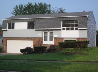 1952 Cambridge Ln, Wheaton, IL 60189