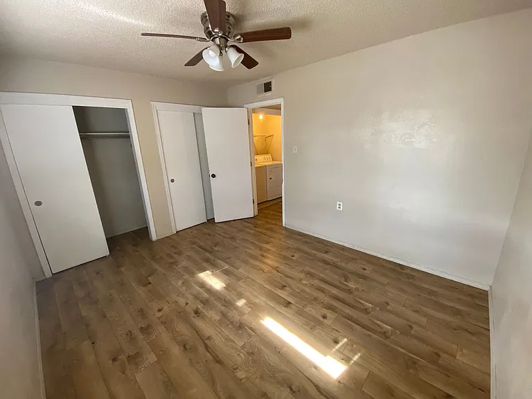 919-923 Alvarado Dr SE — Photo 16